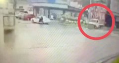 惊险!小货车无人驾驶一路滑行 冲破餐厅外墙