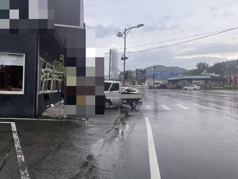 小货车撞上乡土菜餐厅外墙才停下。（图由埔里警方提供）
