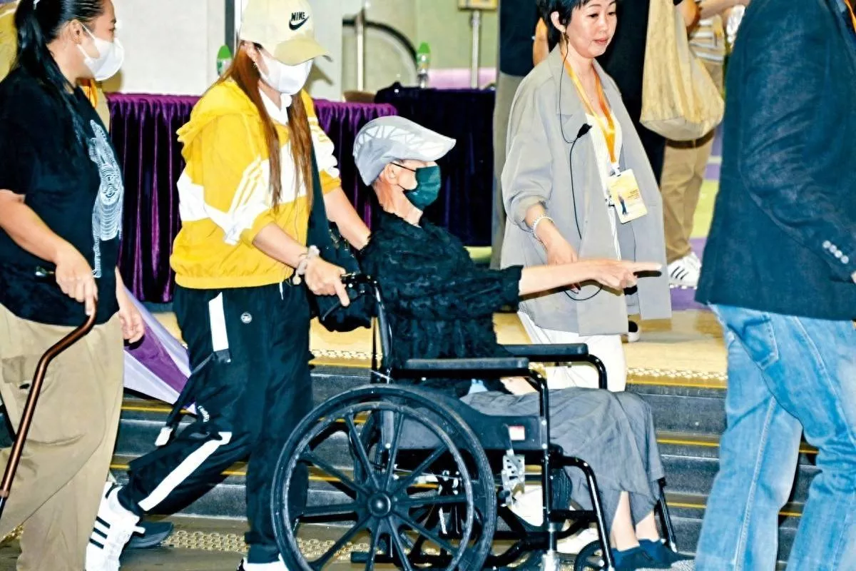 香港知名男星坐轮椅送别恩师，身形更加消瘦