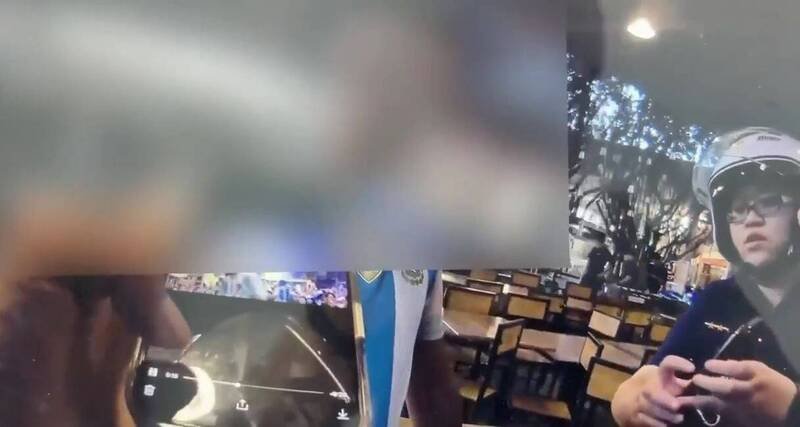 警方到场询问谭男。（记者姚岳宏翻摄）
