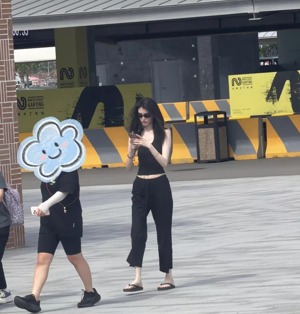 何穗阿那亚遛娃，小背心配喇叭裤瘦又美