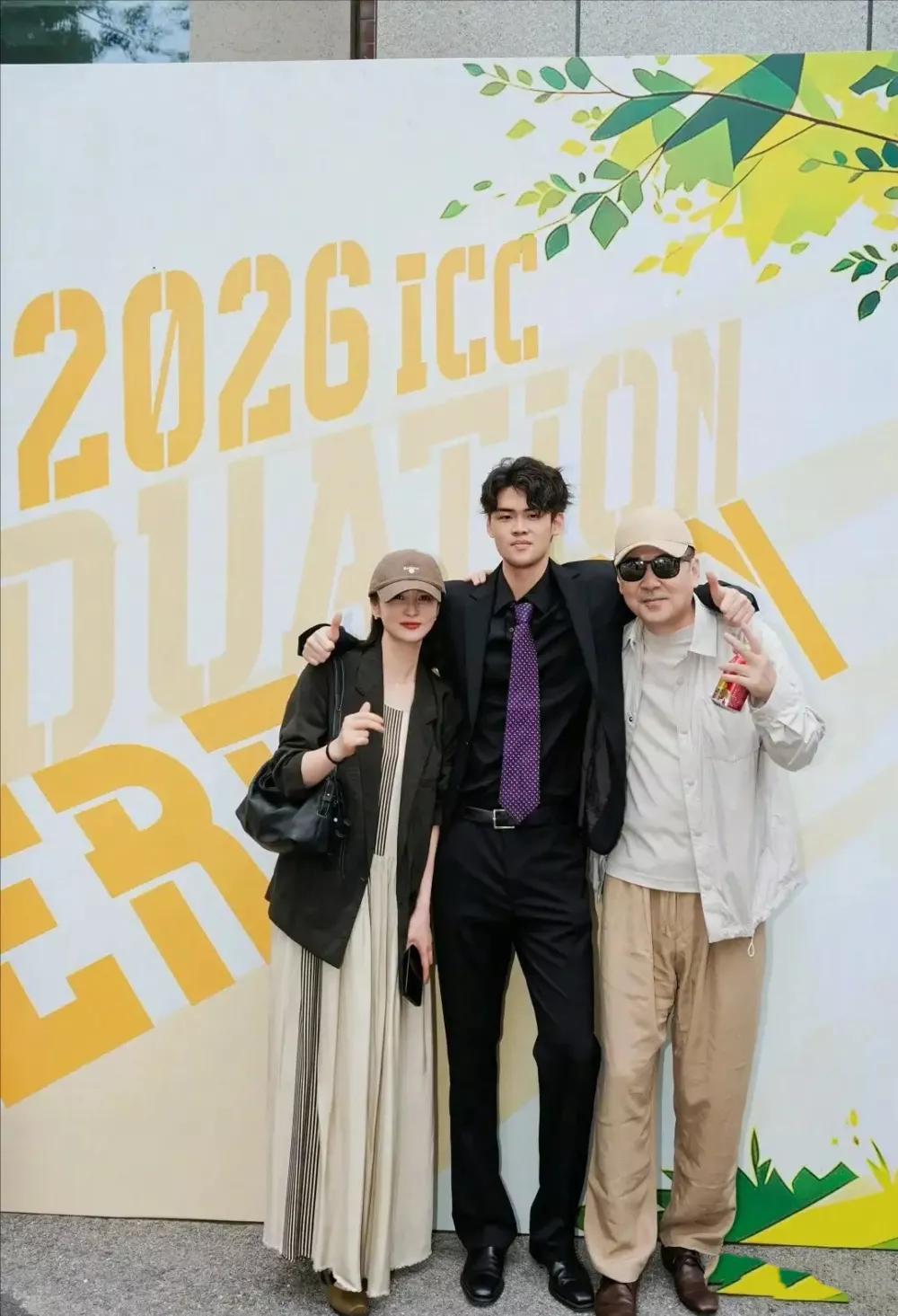 蒋勤勤一家爬五台山，穿上衣长裤身形单薄