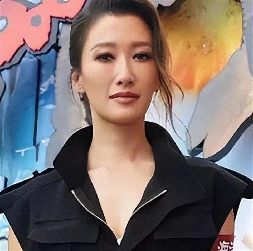 18岁早恋、37岁未婚生女，谢婷婷的人生比父兄更洒脱