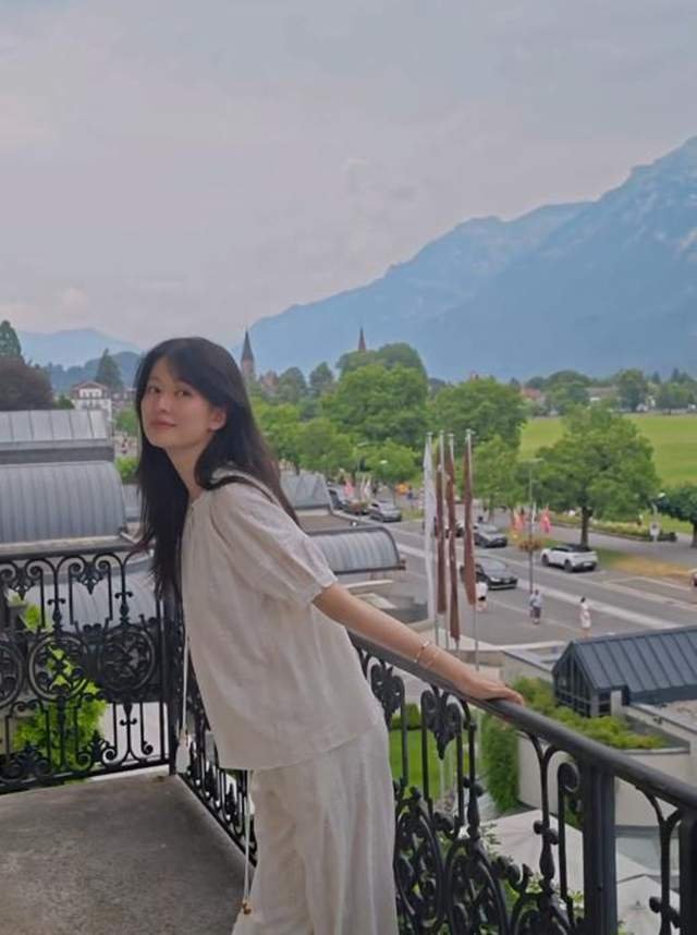乔欣瑞士度假住豪华房，坐姿被指有孕相