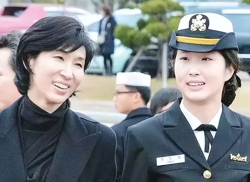 韩国SK二公主崔敏贞,北大毕业嫁军官为妈撑腰