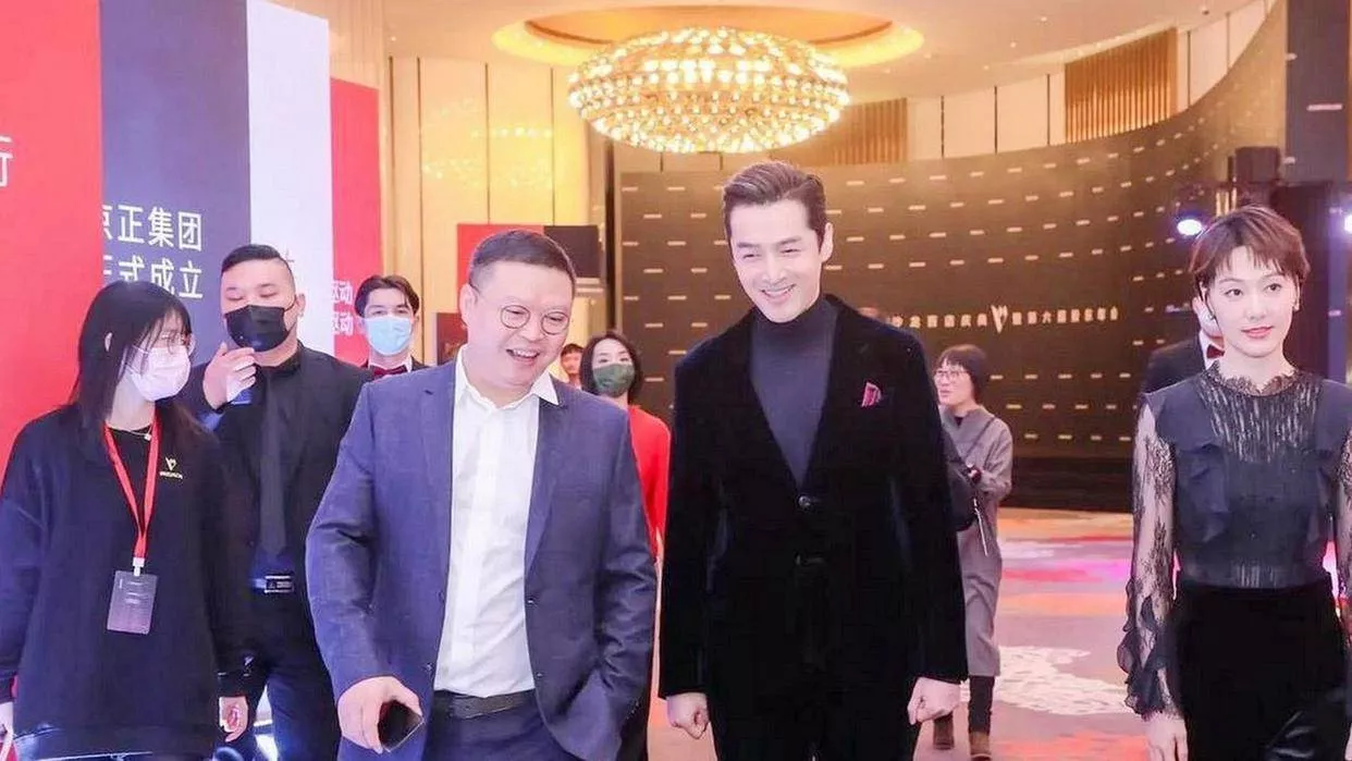胡歌妻子黄曦宁聚会惊艳亮相，素人变身宛如明星