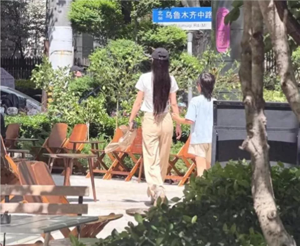 上海偶遇杨颖遛娃,身形丰腴接地气
