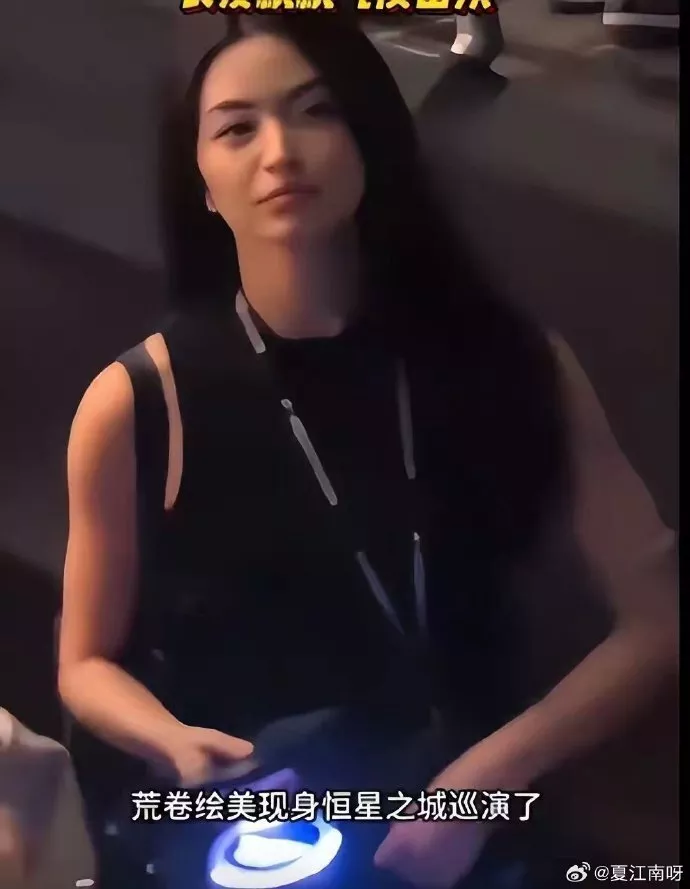 吴建豪妻子婚后首度公开露面,黑衣长发现身F4演唱会