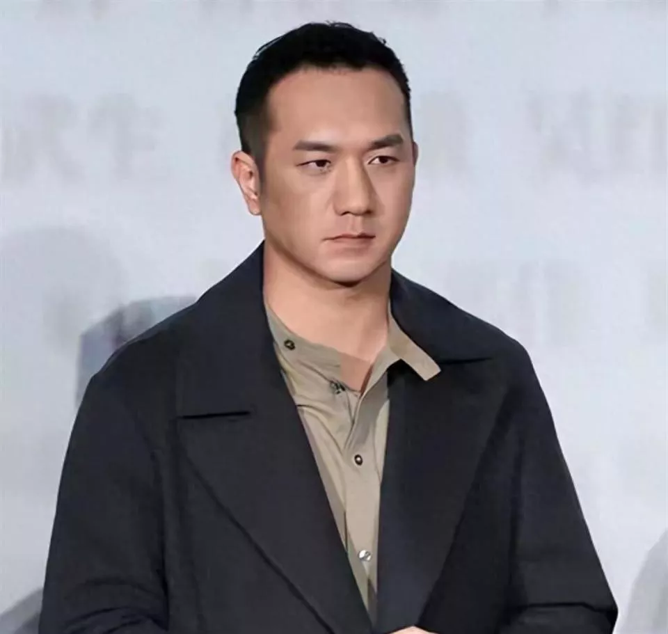 与徐静蕾同居5年分手,后转身娶小13岁网恋妻子