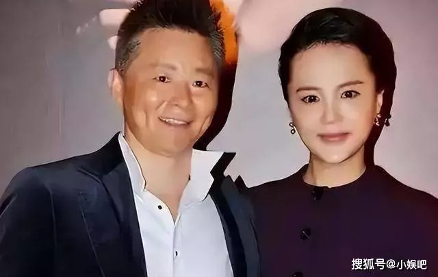 王宏伟娶小13岁钢琴家为妻,他已显老态妻子仍貌美如花