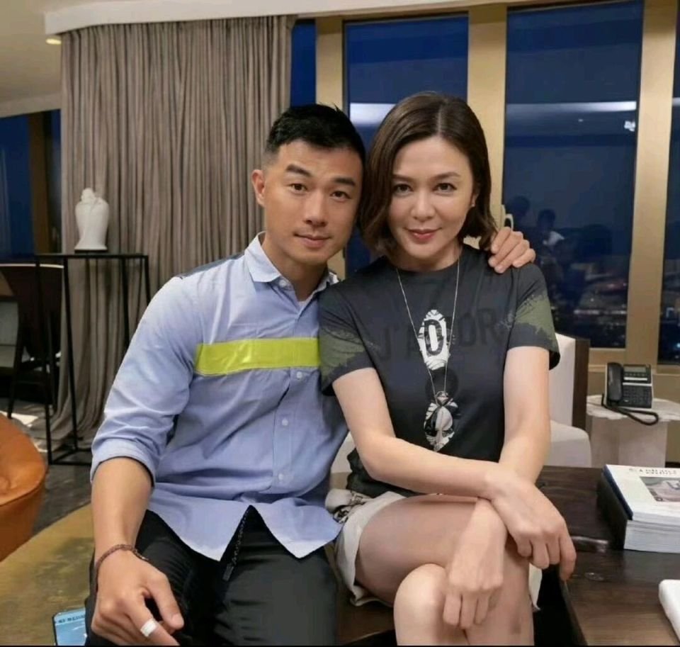 63岁关之琳新男友曝光 27岁职业男模!36岁年龄差恋情引爆全网