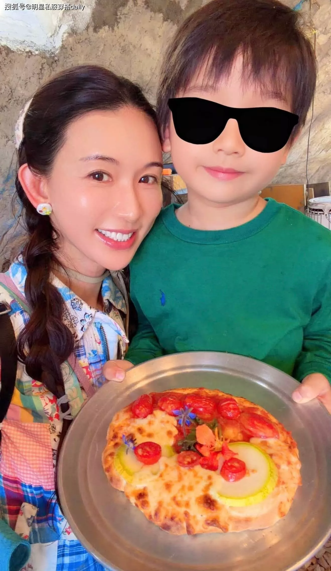林志玲带儿子采摘做披萨,田园风一点不像51岁