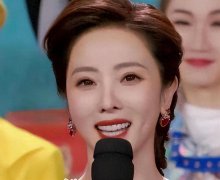 李思思现状：县城商演穿廉价西装 挣钱养俩儿子 很崇拜圈外老公