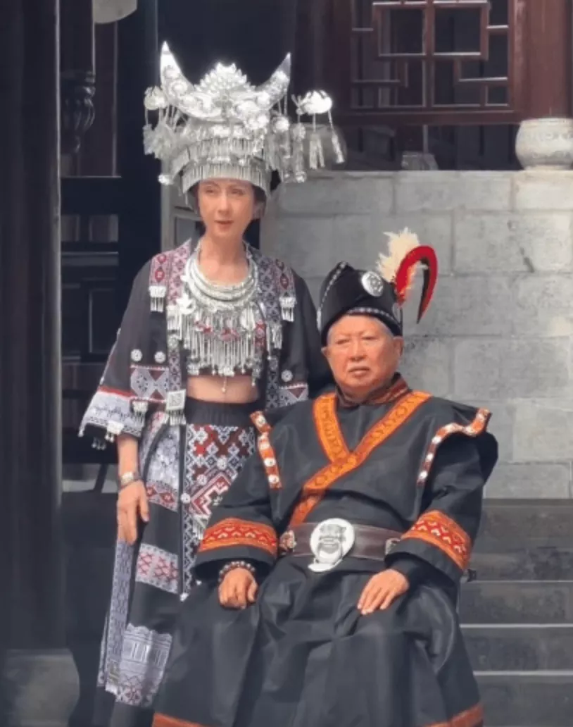 74岁洪金宝夫妇罕同框现身湖北!坐轮椅顶高温敬业表演