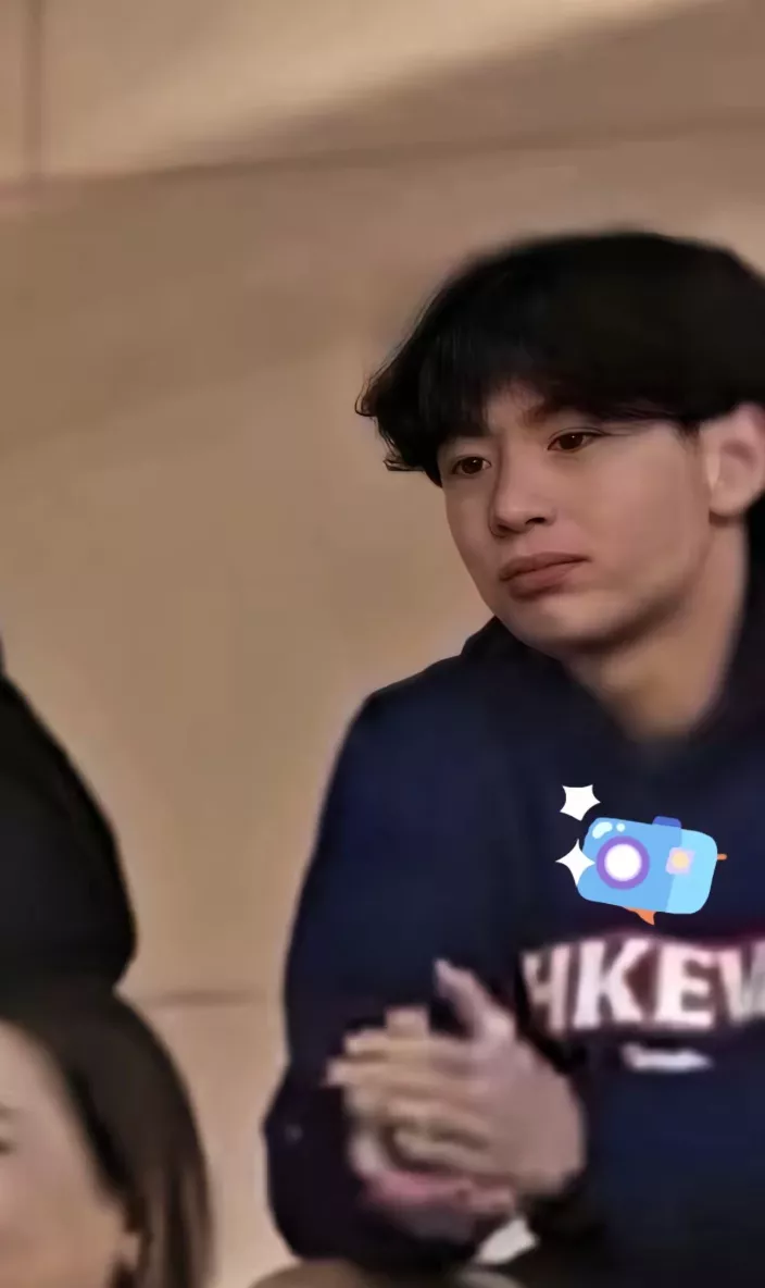 张柏芝16岁二儿子球场近照曝光! 在校任排球队长