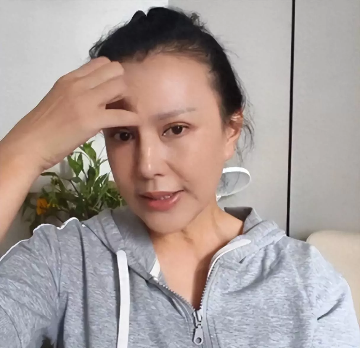 演员被前夫骗到破产,52岁沦落到演短剧,直言要去卖韭菜盒子