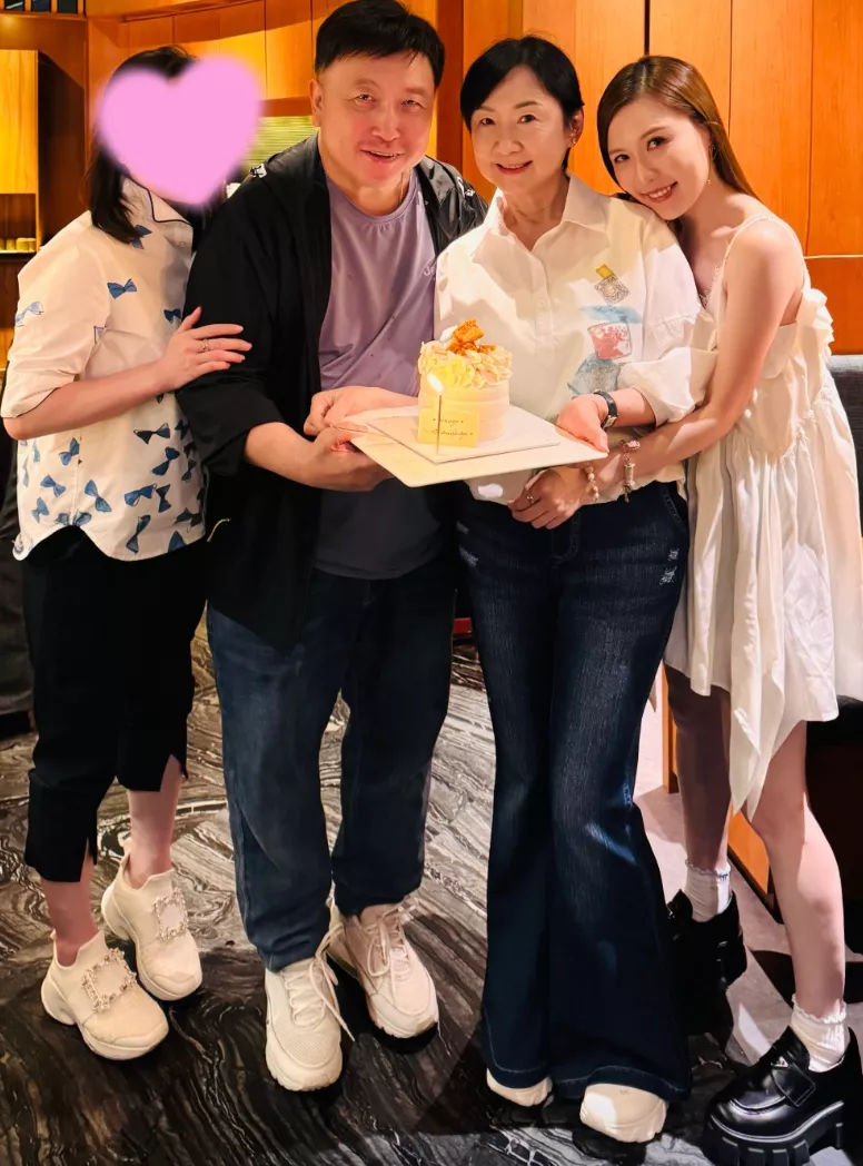 71岁王晶为妻庆生全家福曝光,女儿长相似妈妈