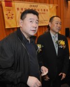 75岁刘銮雄现身富豪聚会，合照坐中间地位超然