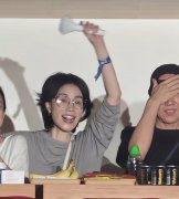 王菲的松弛感太绝了， 57岁的年纪像37岁一般