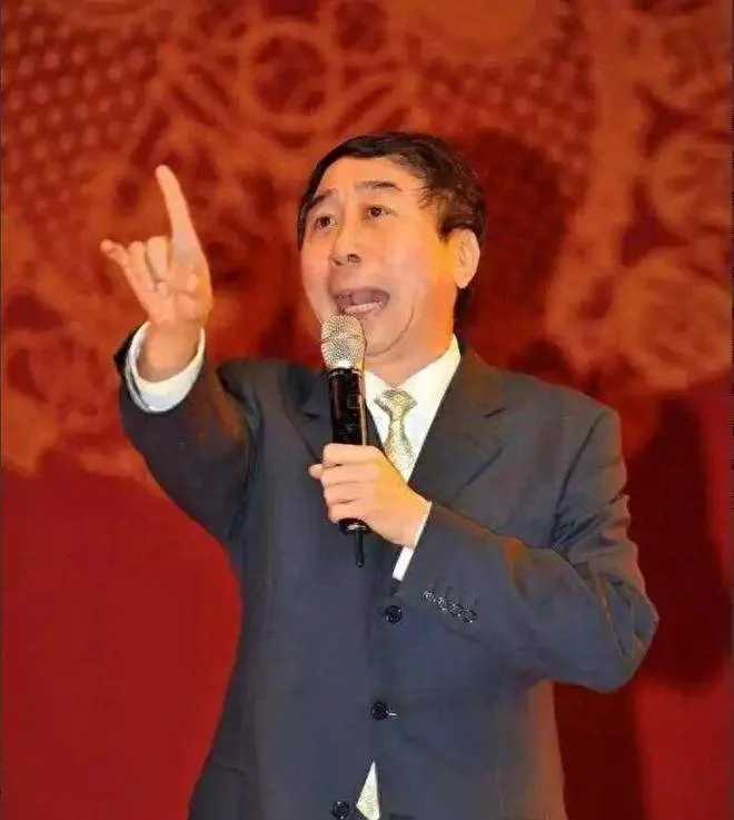 冯巩老旧小区生活照曝光,儿子身家不菲却拒绝靠父辈资源
