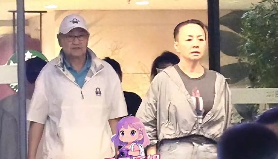 宋丹丹和老公跟朋友聚餐，打扮时尚皮肤好白