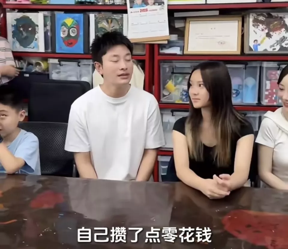 贾乃亮带女儿做公益,妈妈也在!