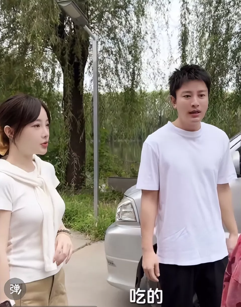 李小璐贾乃亮合体做公益，一家三口幸福同框