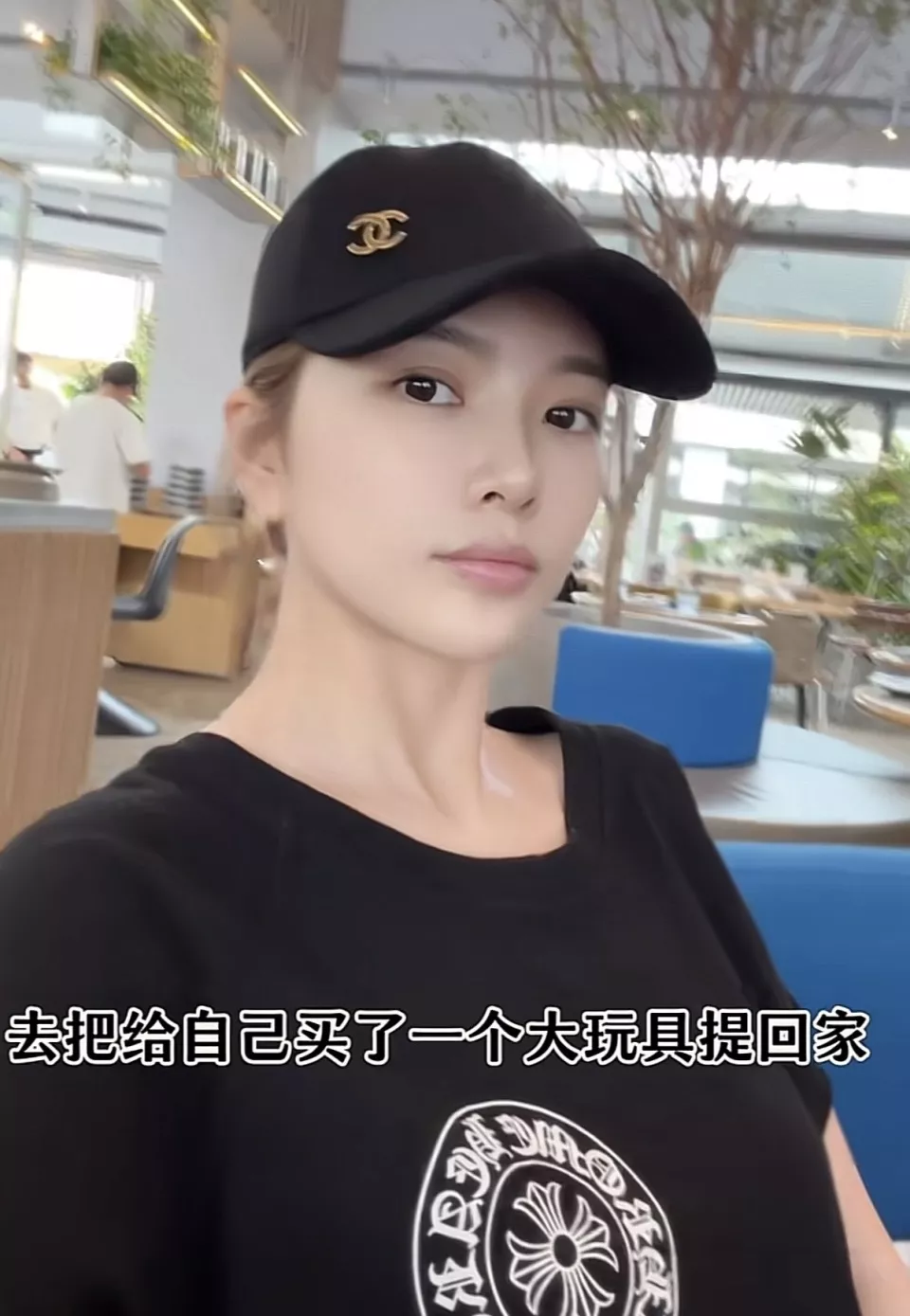 杜淳老婆喜提52万电车，穿黑色T恤配复古牛仔短裤