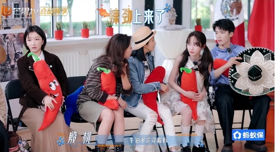 出游这样穿！《花少8》殷桃、周冬雨从发型到穿搭