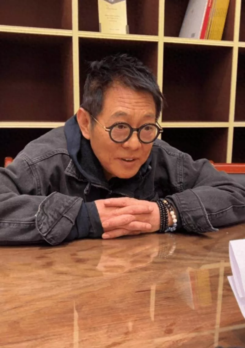 63岁李连杰自曝有老年痴呆，称双手僵硬动不了