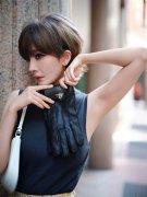 杨幂短发造型亮相时装周!无袖上衣配格纹半裙