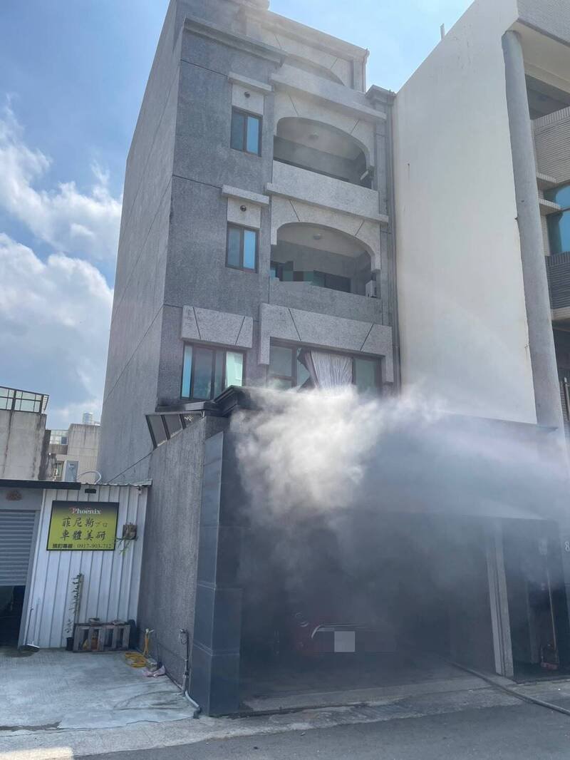 新竹市北区一处透天厝疑气爆！落地窗震碎玻璃喷溅10公尺，云梯车救出1人。（新竹市消防局提供）