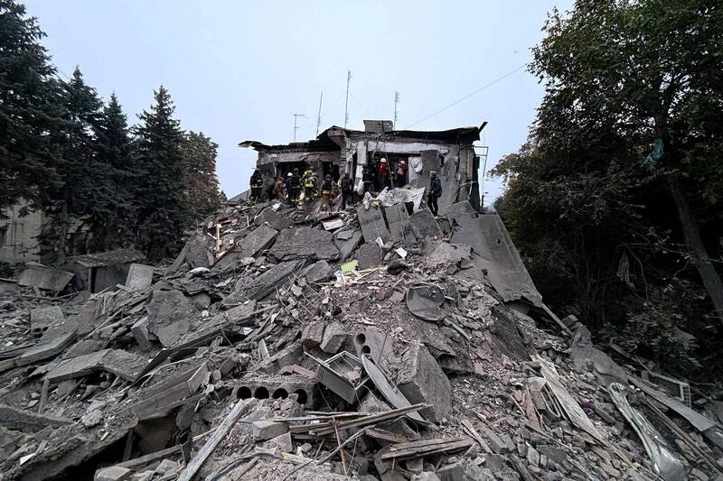乌克兰东南部城市札波罗热10日凌晨遭到俄罗斯攻击，至少7人死亡。（法新社）