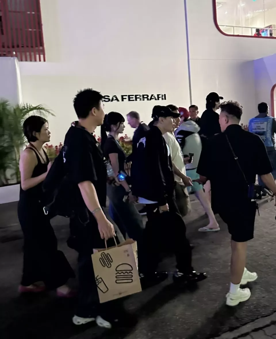 45岁林俊杰携女友新加坡逛街!全程牵手超宠溺