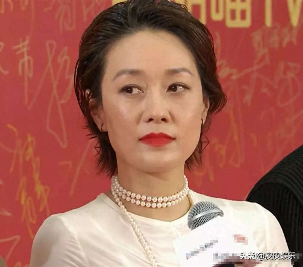 飞天奖红毯太真实,马伊琍穿成地摊货,倪萍像地主婆