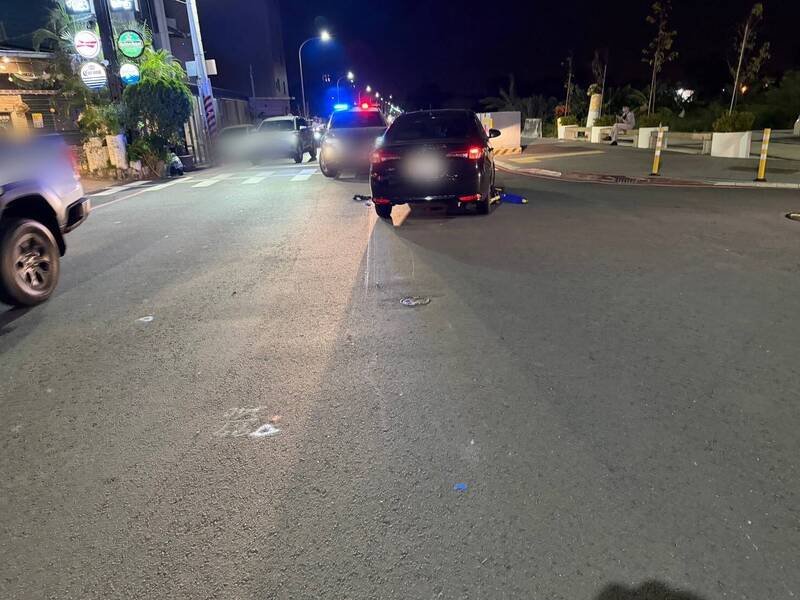 苗栗竹南路口事故，轿车碰撞返家国小姊弟弟伤势重住院中。（民众提供）