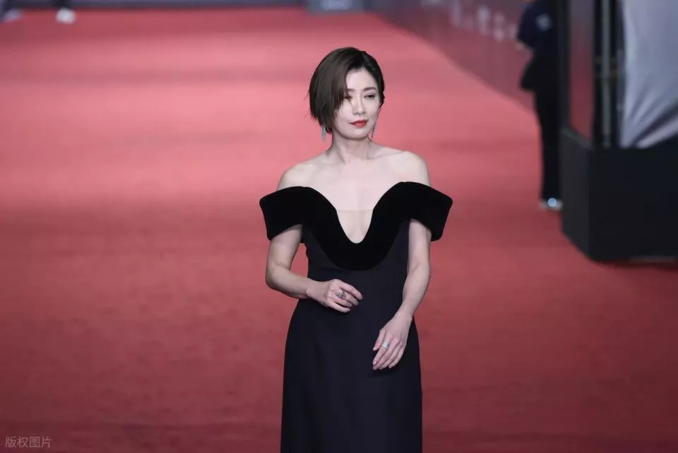 贾静雯22岁女儿谈恋爱了,梧桐妹打扮洋气