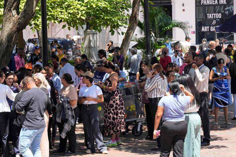 巴拿马发生规模7.7强烈地震，首都巴拿马市也感受到强烈摇晃，民众从建物中疏散，聚集在广场上。（法新社）