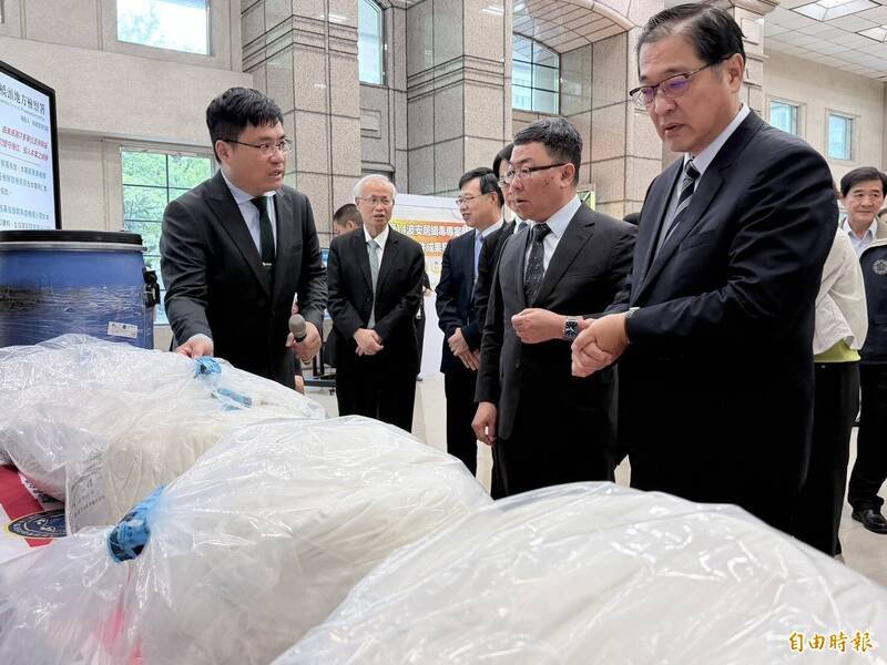 行政院政务委员林明昕率法务部部长郑铭谦等人听取保三总队查获百公斤「依托咪酯」粉末简报。（记者邱俊福摄）