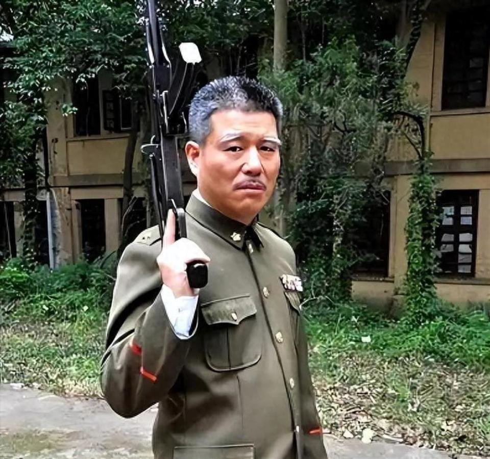 娶小27岁央视才女 快60岁才当爹 如今他衰老明显 娇妻气质出众