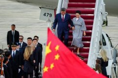 习近平访美紧牵彭丽媛引关注 外媒热议健康与权力讯号