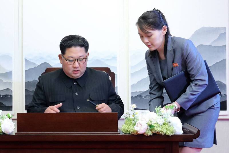 北韩领导人金正恩的胞妹金与正（右）称，北韩今日试射的是一枚导入AI技术的中程战略飞弹。（法新社档案照）