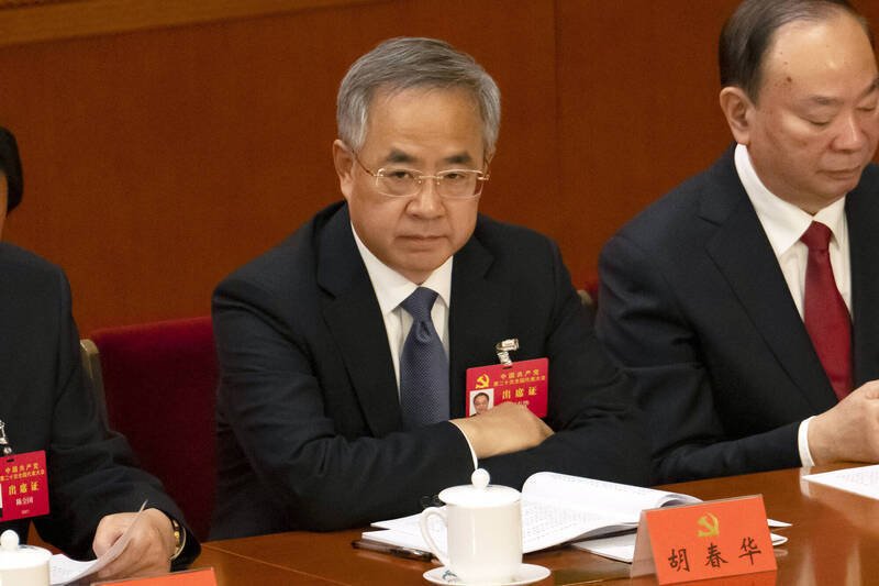 中共22日上午在北京人民大会堂隆重举行纪念中国工农红军「长征」胜利90周年大会。习近平出席并发表讲话，中共高层集体亮相。但从央视新闻联播的大会画面来看，一个不同寻常的细节引起注意：中国全国政协副主席胡春华没有出现在主席台上。（资料照）